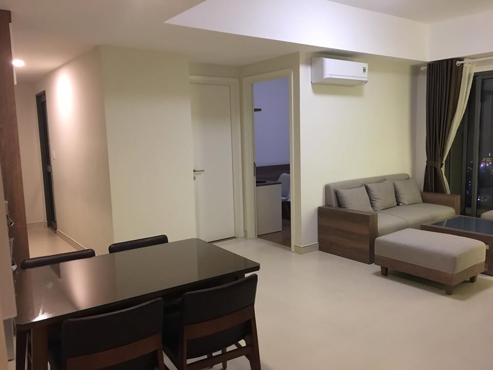 Không gian mở nối bàn ăn với phòng khách trong căn hộ 2 phòng ngủ