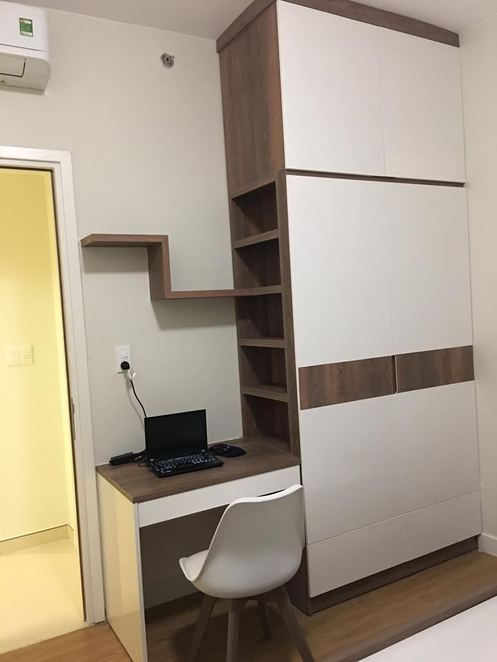 Tủ áo kịch trần cánh trắng phối gỗ, tích hợp bàn làm việc liền tủ
