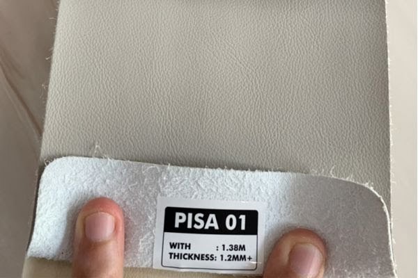 Mẫu vải giả da PISA 01 màu kem, nhãn ghi khổ 1,38 m và độ dày 1,2 mm